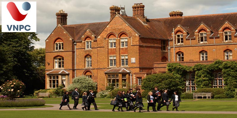 Hòa mình vào thành phố Oxford lịch sử của tri thức và văn hóa lâu đời tại trường St Edward School